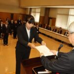 岡田校長から証書を受け取る修了生代表=岡山県津山市で