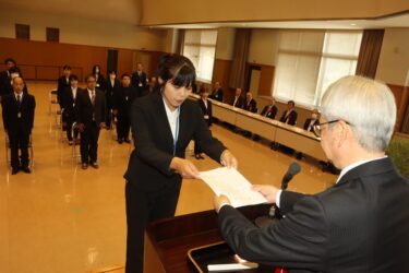 岡田校長から証書を受け取る修了生代表=岡山県津山市で