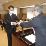 溝曽路校長から証書を受け取る修了生代表=岡山県津山市で