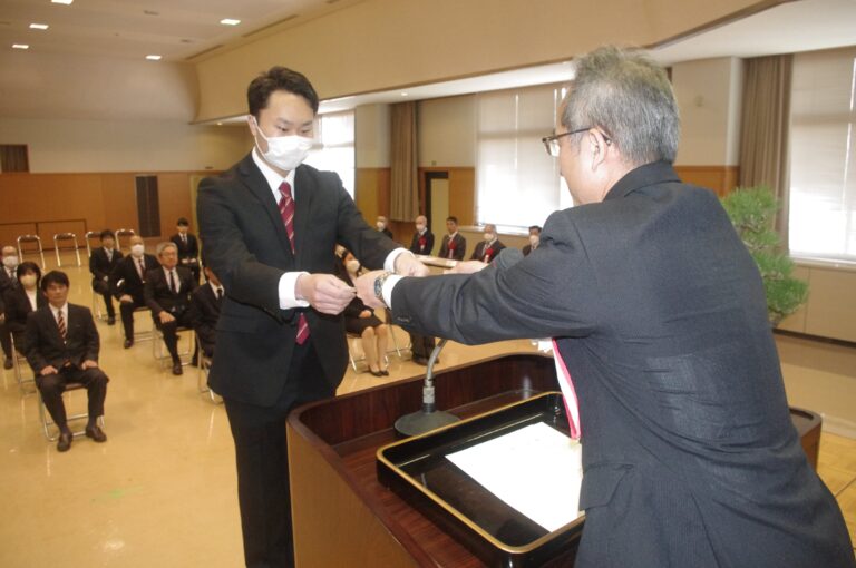 溝曽路校長から証書を受け取る修了生代表=岡山県津山市で