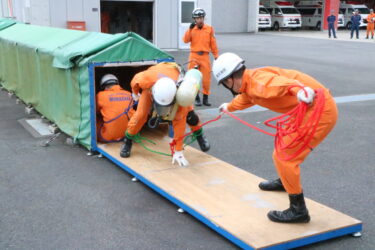 ほふく救出の訓練成果を披露する隊員=岡山県美作市で