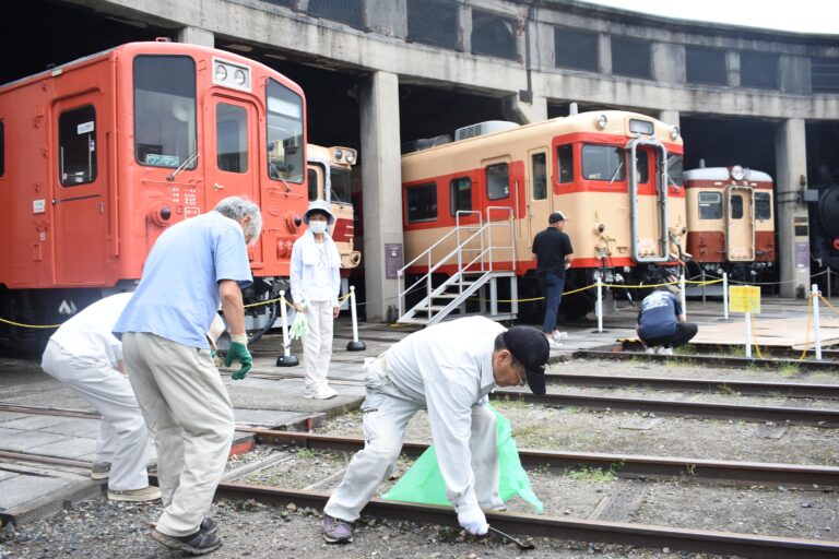 津山まなびの鉄道館で清掃作業に取り組む理容師たち
