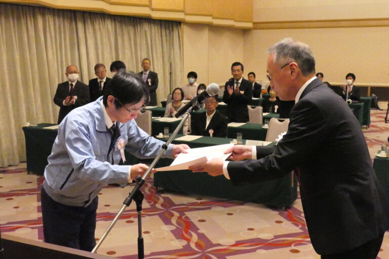 賞状を受け取る被表彰者代表=岡山県津山市で