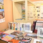 津山市立図書館で開かれている鉄道展=岡山県津山市で