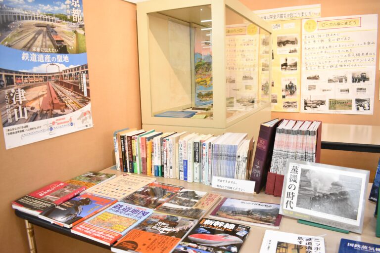 津山市立図書館で開かれている鉄道展=岡山県津山市で