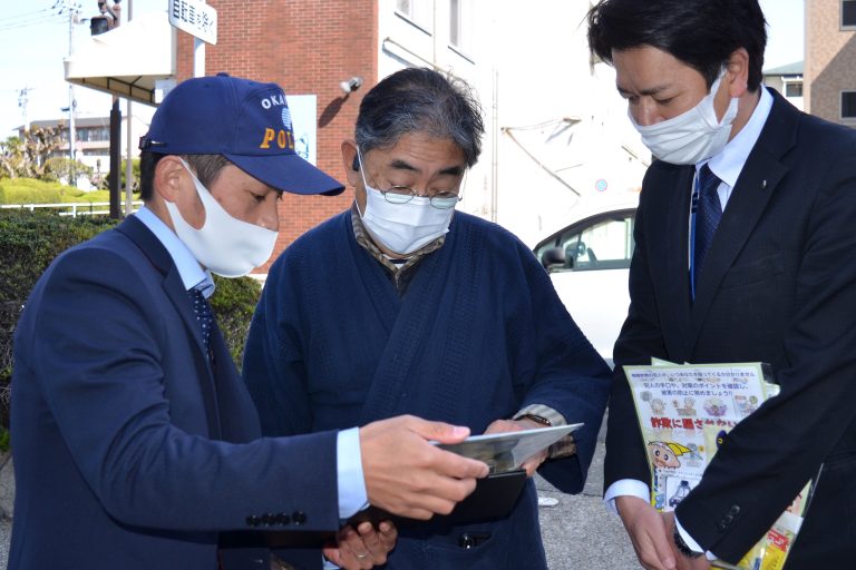 津山信金　詐欺対策　津山署とチラシ配る