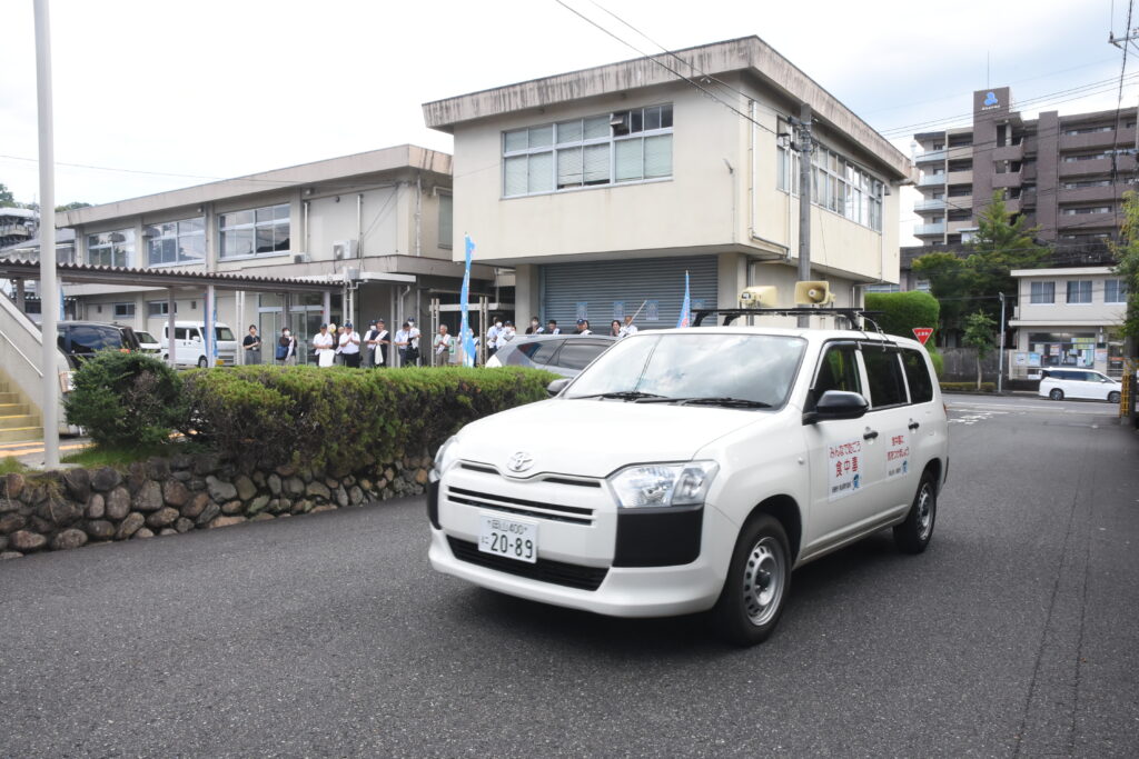 食中毒予防の街頭啓発に向け出発する広報車両