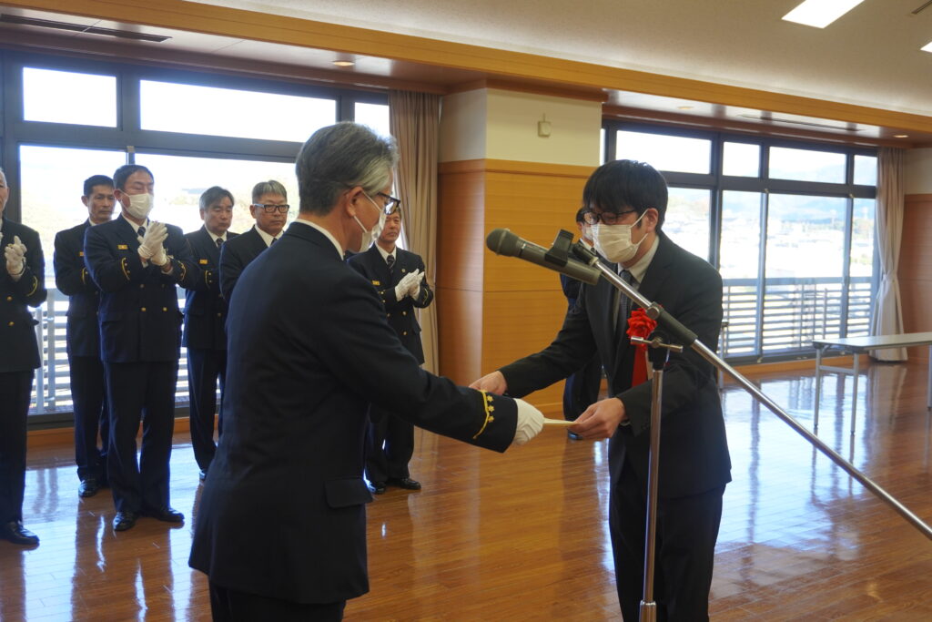 西村消防長から表彰状を受け取る受賞者