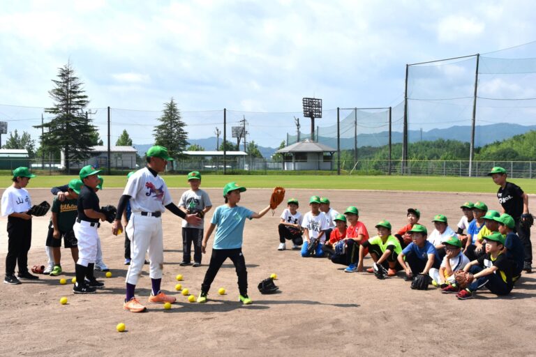 ボールの受け方を教わる子どもたち