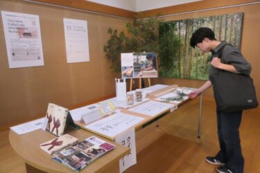 ブランドのPRをするパネル展=岡山県津山市で