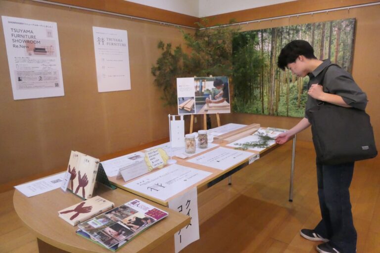 ブランドのPRをするパネル展=岡山県津山市で