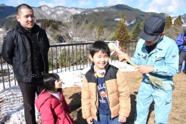 てっちりこで体をたたいてもらう子どもたち=岡山県鏡野町で