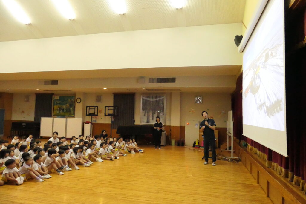 堀川さんの話を熱心に聞く園児たち