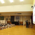 堀川さんの話を熱心に聞く園児たち