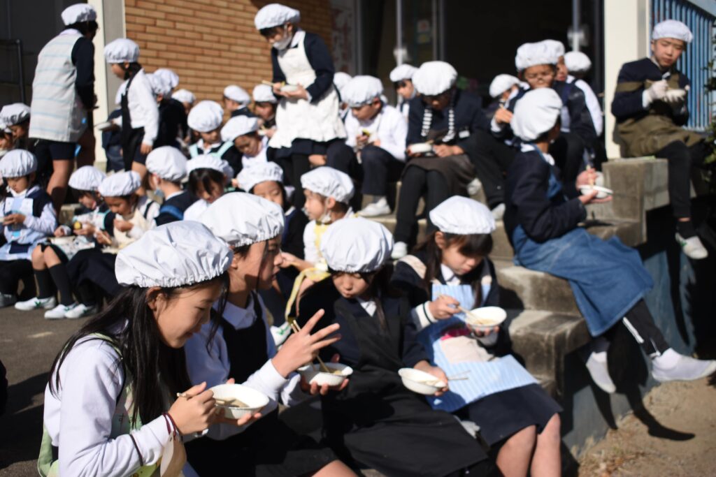 つきたての餅を味わう児童=岡山県美作市の美作第一小学校で