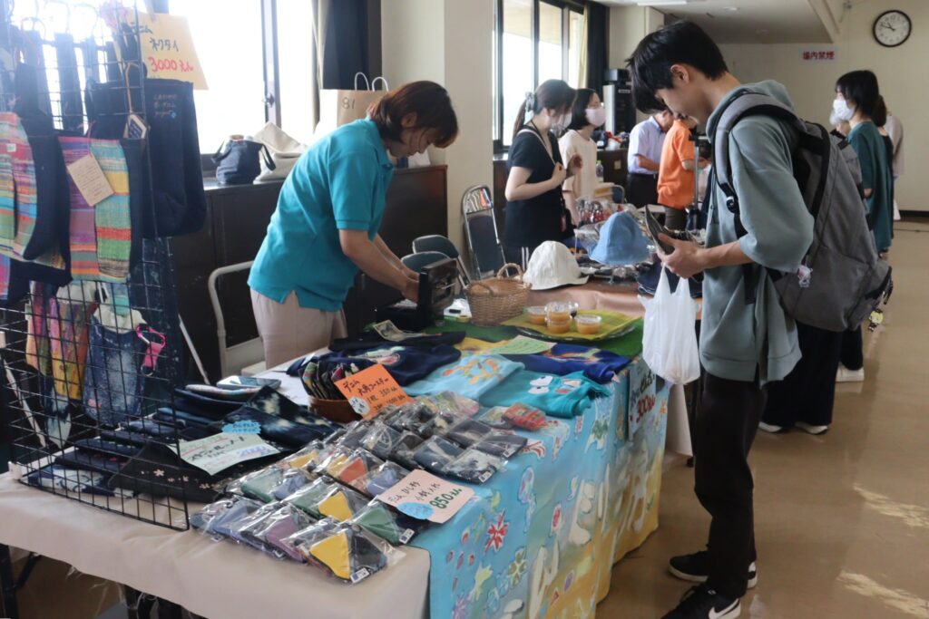 就労継続支援事業所による生産品が並ぶ会場