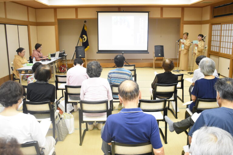 修練ののどを披露する会員=岡山県津山市で