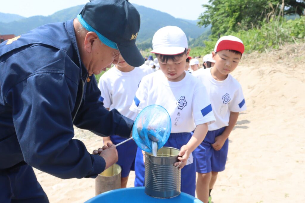 稚アユを見守る子ども