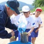 稚アユを見守る子ども