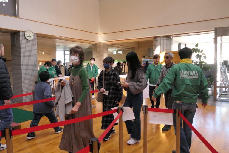 芸人たちの痛快なステージを楽しもうと集まった観客たち=岡山県真庭市勝山の勝山文化センターで