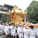 大隅神社を出発した大みこし=岡山県津山市で