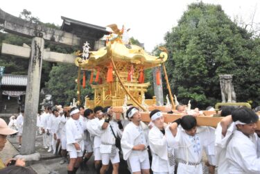 大隅神社を出発した大みこし=岡山県津山市で