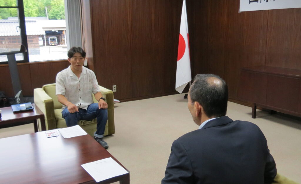大会に向けて意気込みなどを語る杉山さん=同課提供
