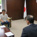 大会に向けて意気込みなどを語る杉山さん＝同課提供