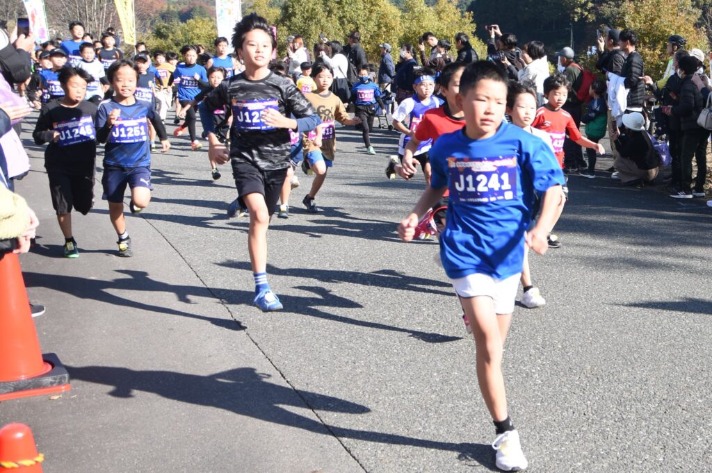 疾走するキッズランナー