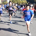 疾走するキッズランナー