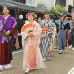 通りを華やかに彩る「時代仮装行列」=岡山県津山市で