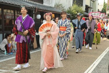 通りを華やかに彩る「時代仮装行列」=岡山県津山市で