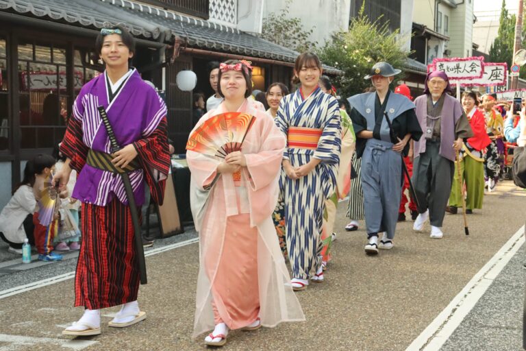 通りを華やかに彩る「時代仮装行列」=岡山県津山市で