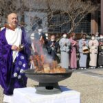 手を合わせ茶せんを供養する会員たち=岡山県津山市で