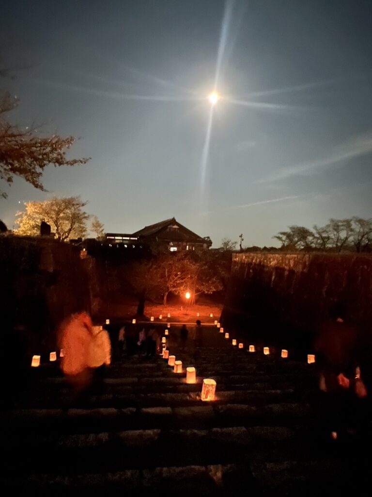 津山城と仲秋の月