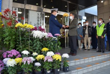 菊　愛好家グループ・高野花木園芸友の会が津山署で贈呈式