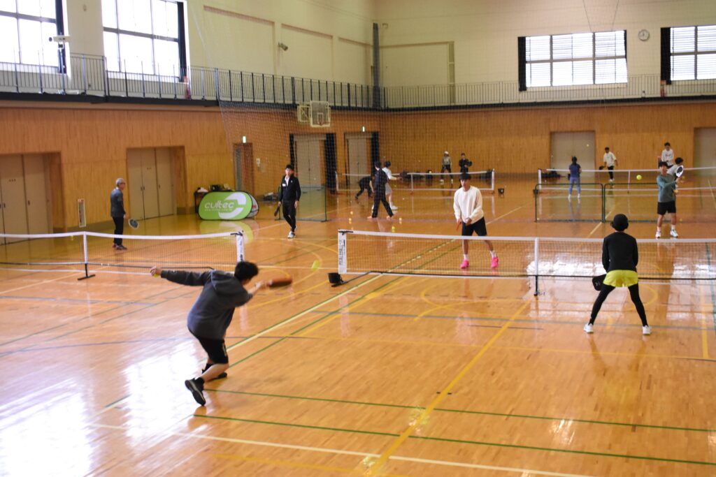 ピックルボールを楽しむ参加者=岡山県津山市北園町の美作大学で