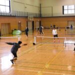 ピックルボールを楽しむ参加者=岡山県津山市北園町の美作大学で