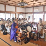 霊の冥福を祈る参列者=岡山県津山市で