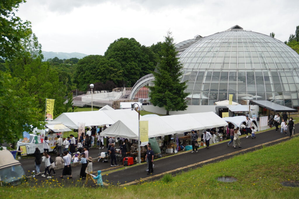 津山地域のグルメ店が軒を連ねた会場