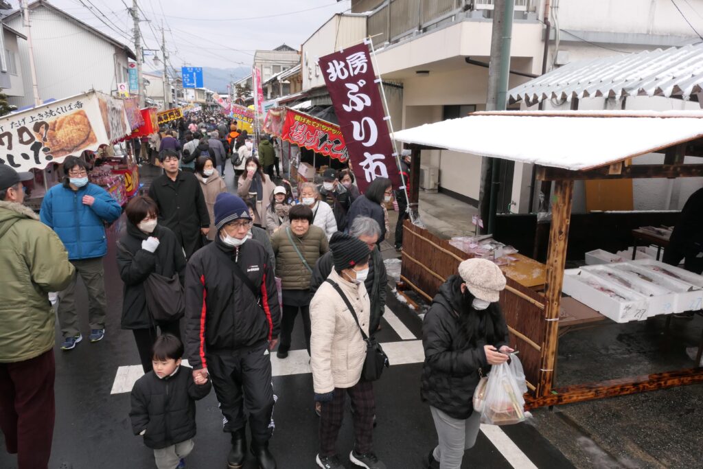 多くの人でにぎわう呰部商店街