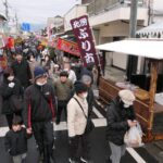 多くの人でにぎわう呰部商店街