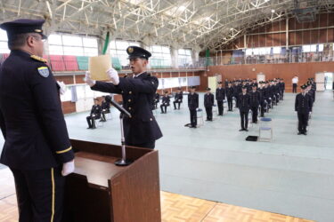 修了証書を受け取った候補生代表＝岡山県奈義町で