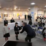 表彰状を受け取る受賞者=岡山県津山市で