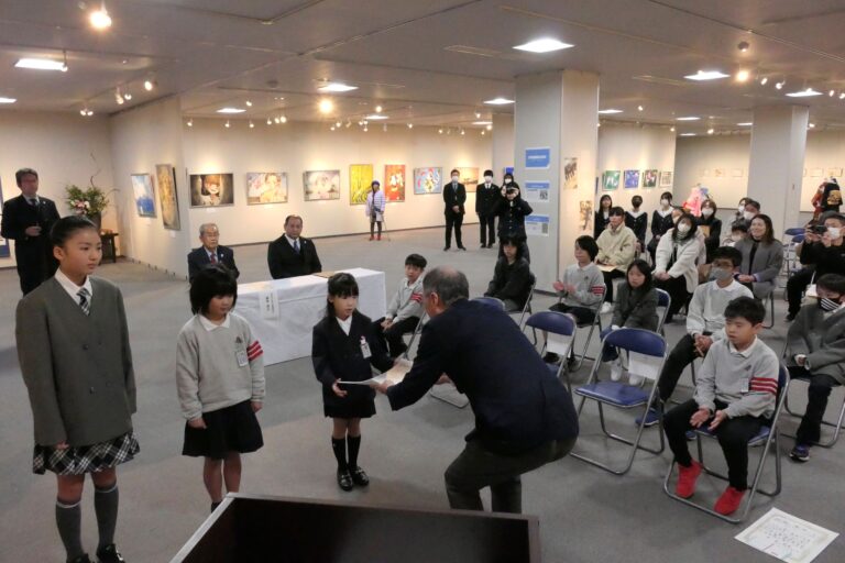 表彰状を受け取る受賞者=岡山県津山市で