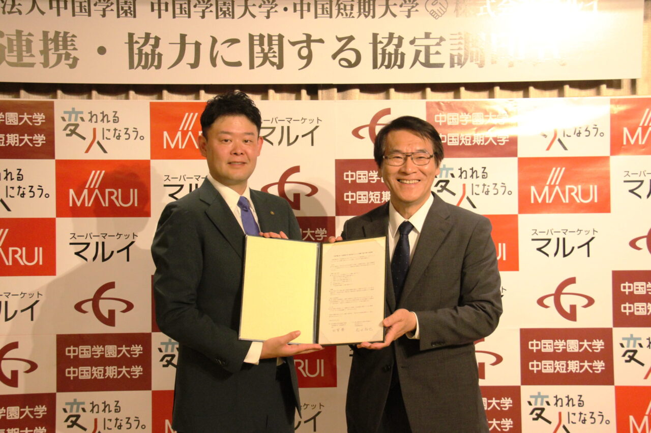 協定を交わした松田社長（左）と加賀学長＝岡山県津山市で