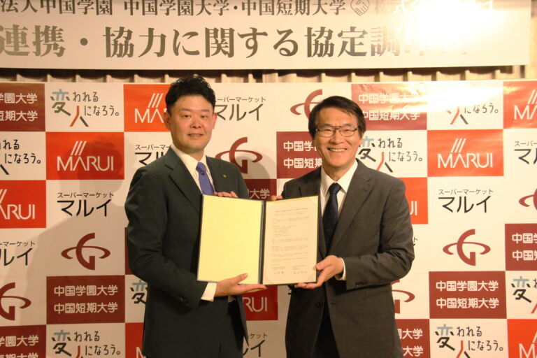 協定を交わした松田社長（左）と加賀学長＝岡山県津山市で