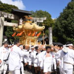 大隅神社を出発した大みこし=岡山県津山市で