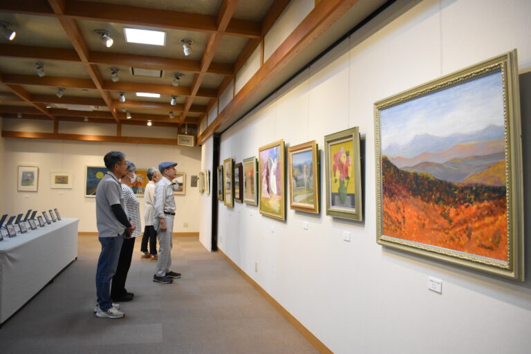 油彩などの意欲作が並ぶ作品展=岡山県津山市で