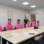 萩原市長と話をする台湾の女子サッカーチーム=岡山県美作市で